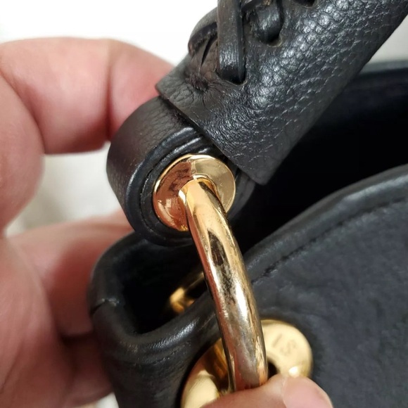 Louis Vuitton Black Monogram
Empreinte Leather Artsy MM Hobo - Picture 5 of 16